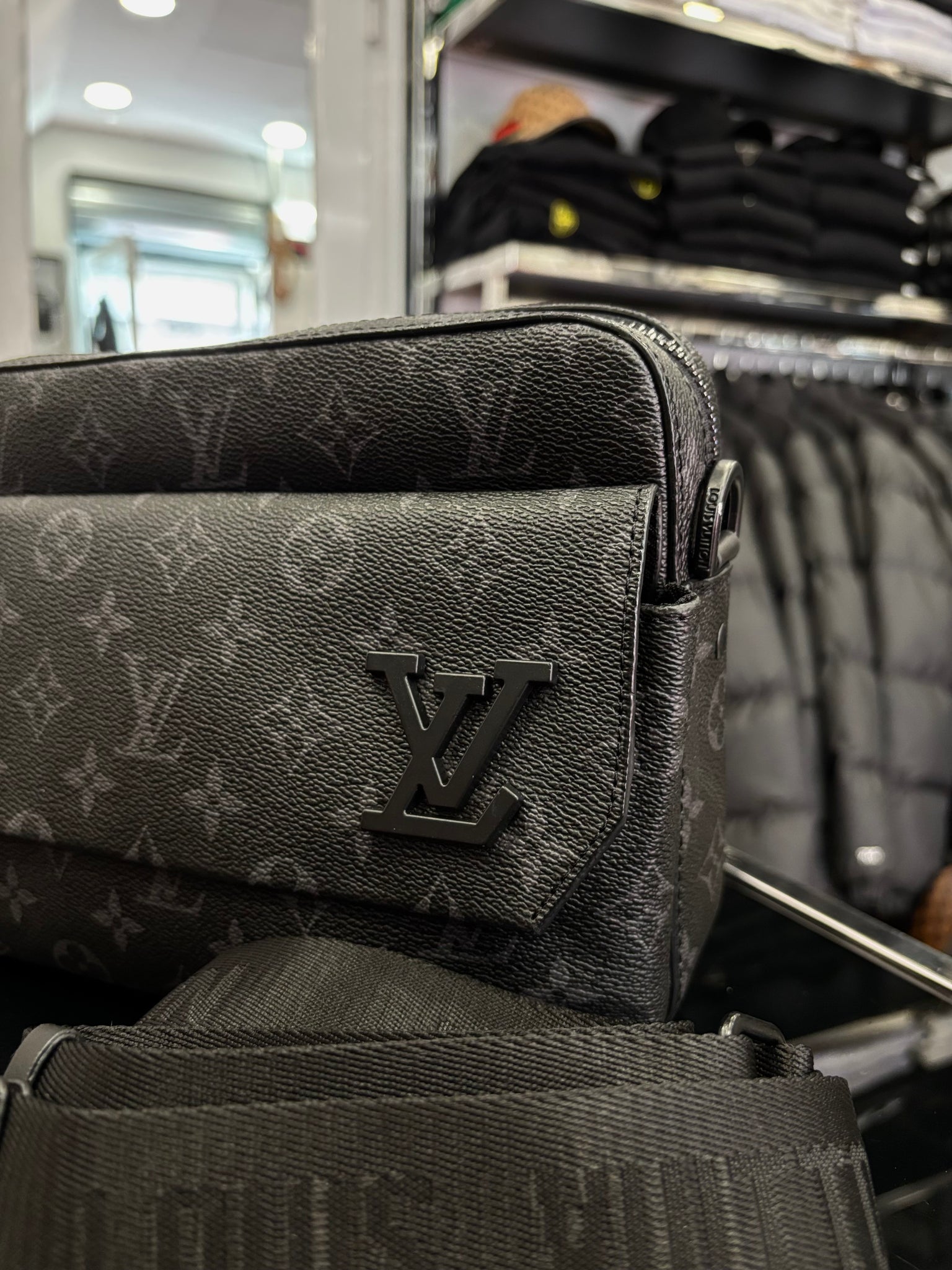 Louis Vuitton black τσαντάκι ώμου/χιαστί