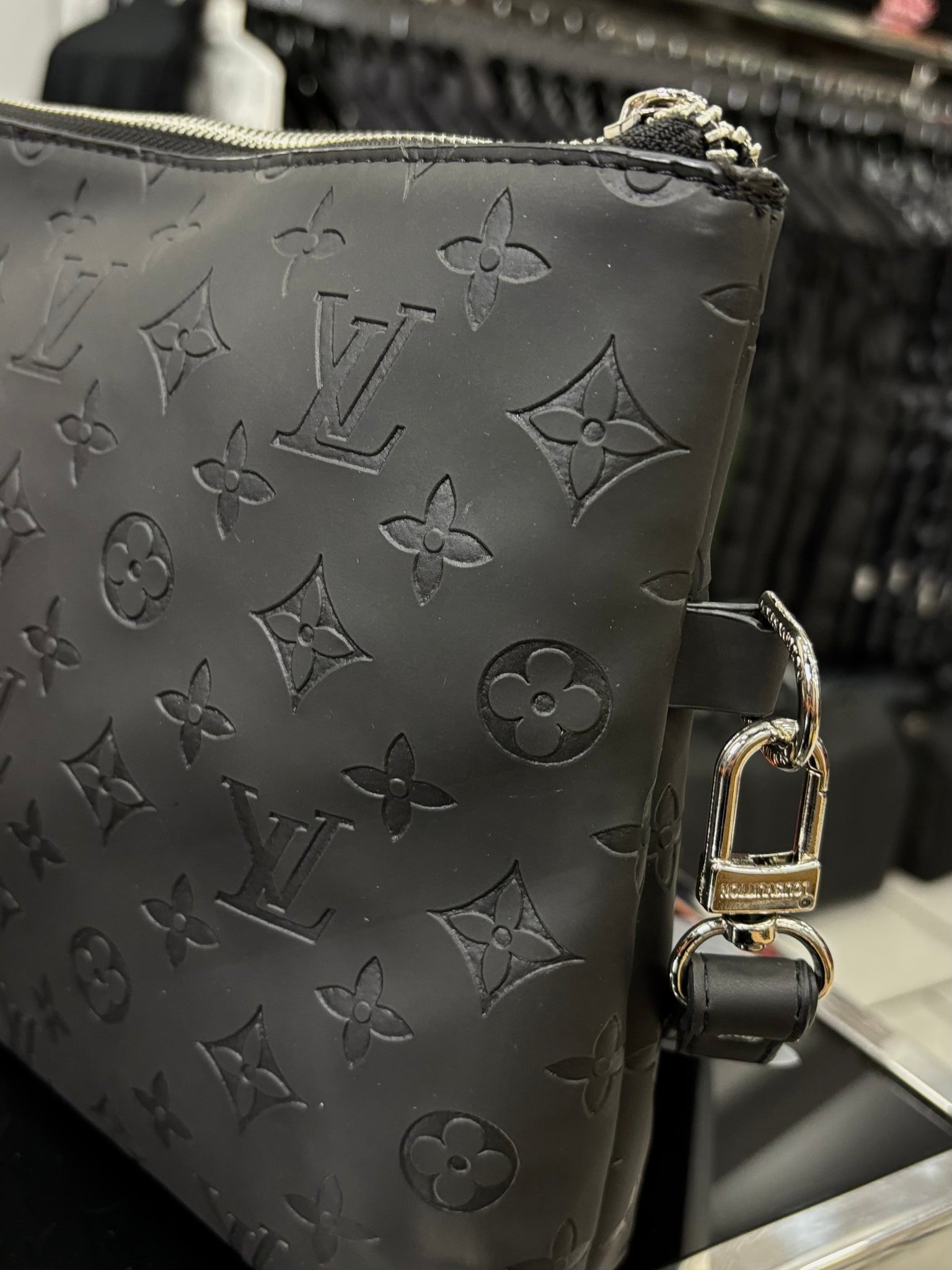 Louis Vuitton black bag χειρός